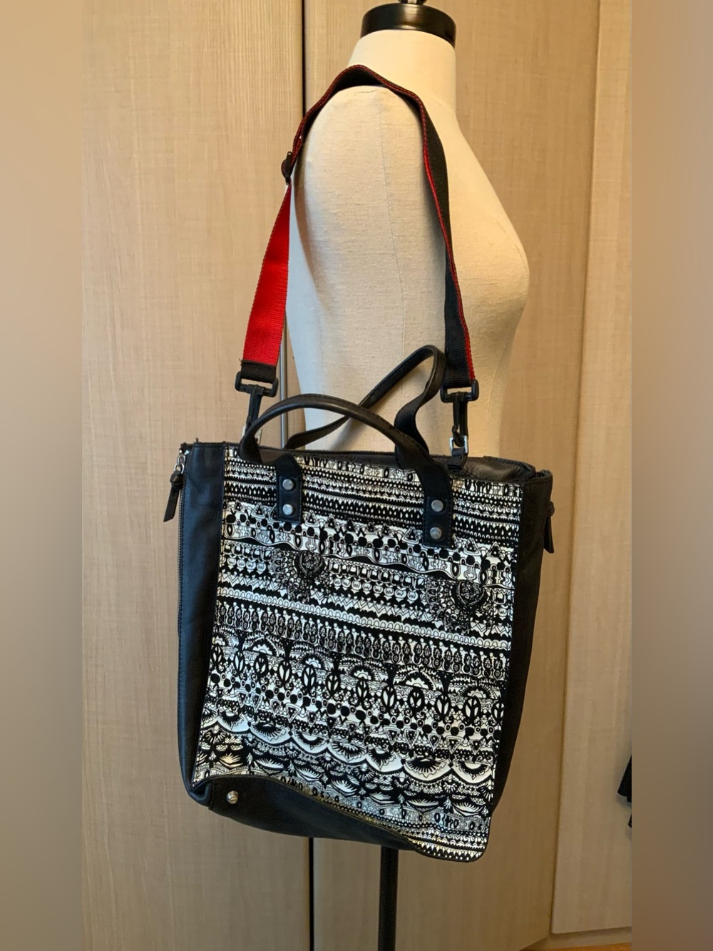 Sakroots Women’s Black White Artisan Shoulder Bag Peace Pattern Expandable Tote